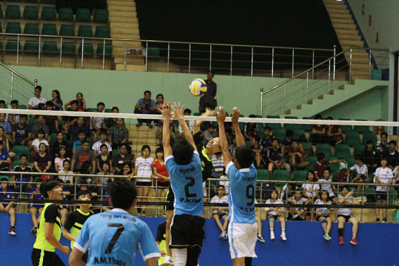 Đội nam Trường THPT Nam Hà (xanh dương) ngược dòng thắng Trường THPT Trịnh Hoài Đức 2-1 để giành HCV