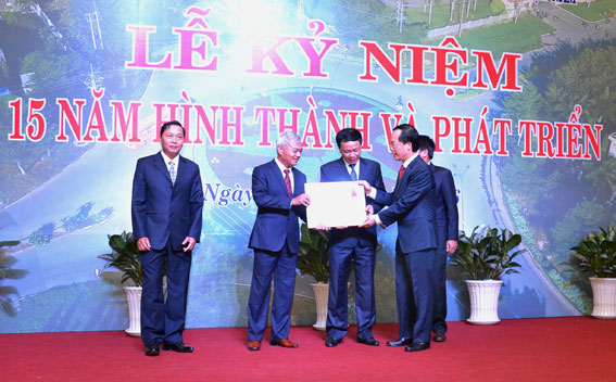 Deputy Minister of Construction Pham Hong Ha hands first-class Labor Medal to Idico's leaders