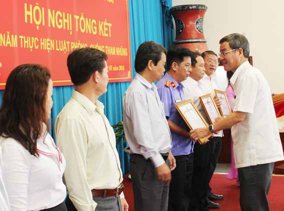 Chủ tịch UBND tỉnh Đinh Quốc Thái trao bằng khen cho các tập thể đạt thành tích.