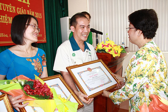 Đồng chí Phan Thị Mỹ Thanh, Phó bí thư Tỉnh ủy trao bằng khen của UBND tỉnh cho các tập thể và cá nhân có thành tích xuất sắc trong công tác tuyên giáo năm 2015.