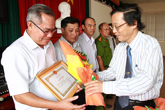 Đồng chí Bùi Quang Huy, Phó ban Tuyên giáo Tỉnh ủy trao thưởng của Ban Tuyên giáo Tỉnh ủy cho các tập thể và cá nhân.
