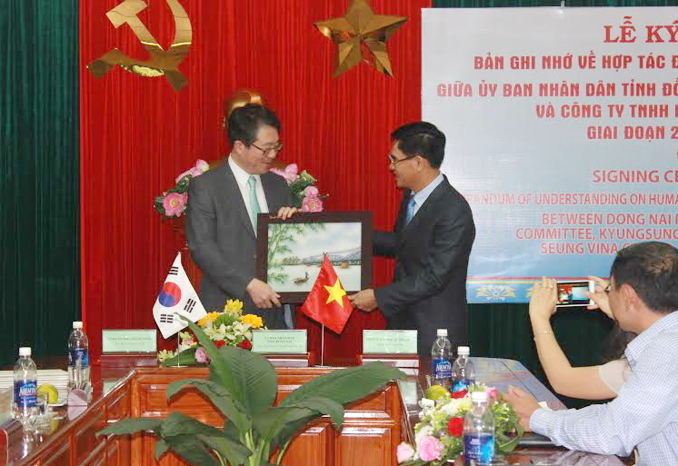 Vice Chairman Tran Van Vinh (R) presents souvenir gift to Kyungsung University