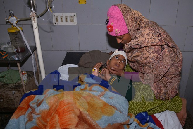 Một học sinh bị thương trong vụ tai nạn điều trị tại bệnh viện ở Amritsar, Ấn Độ. (Nguồn: AFP/TTXVN)