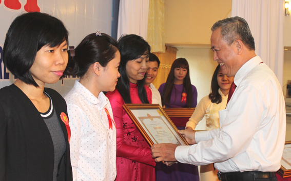 Director Huynh Van Tinh hands certificates of merit to outstanding collectives