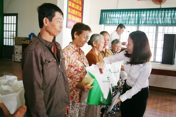 Ngân hàng thương mại cổ phần Ngoại thương chi nhánh Đồng Nai, tặng quà cho người nghèo ở huyện Trảng Bom.