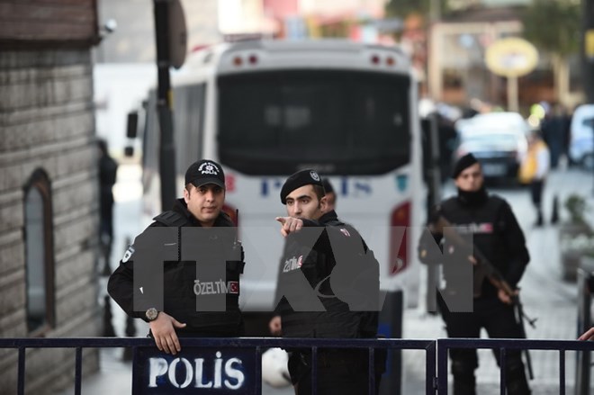 Cảnh sát Thổ Nhĩ Kỳ phong tỏa hiện trường vụ nổ bom tại Istanbul. (Ảnh: AFP/TTXVN)