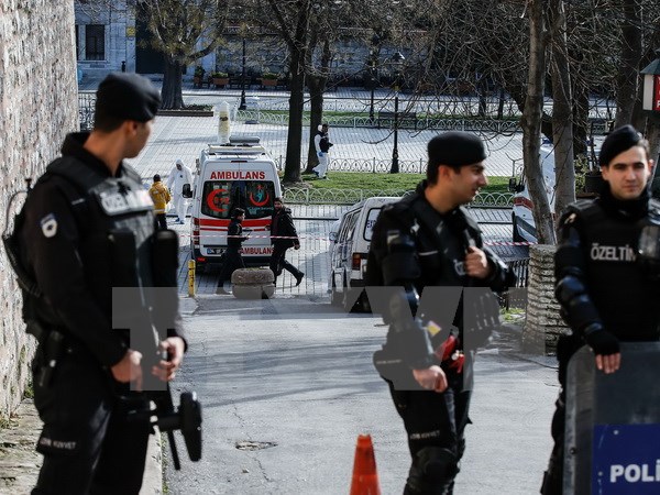 Cảnh sát Thổ Nhĩ Kỳ tại hiện trường vụ đánh bom đẫm máu ở Istanbul ngày 12/1. (Nguồn: AFP/TTXVN)