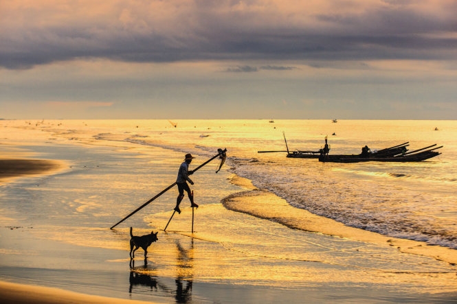  Binh minh tren bien Hai Thinh (Sunset on Hai Thinh beach) by Hoang Hai Thinh 