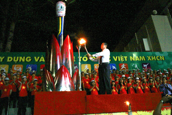 Phó bí thư thường trực Tỉnh ủy, Chủ tịch HĐND tỉnh Trần Văn Tư châm ngọn đuốc khai mạc HKPĐ tỉnh.