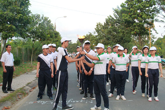 Học sinh các trường rước đuốc từ Văn miếu Trấn Biên về nơi tổ chức khai mạc