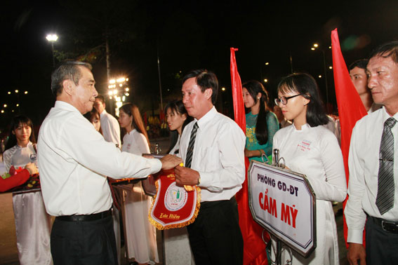 Phó bí thư thường trực Tỉnh ủy, Chủ tịch HĐND tỉnh Trần Văn Tư trao cờ lưu niệm cho các đoàn