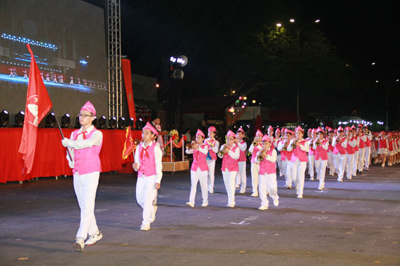 Các đoàn diễu qua lễ đài
