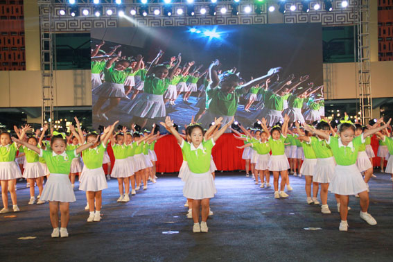 Màn đồng diễn của các em đang sinh hoạt tại Nhà thiếu nhi tỉnh. Ảnh: Huy Anh