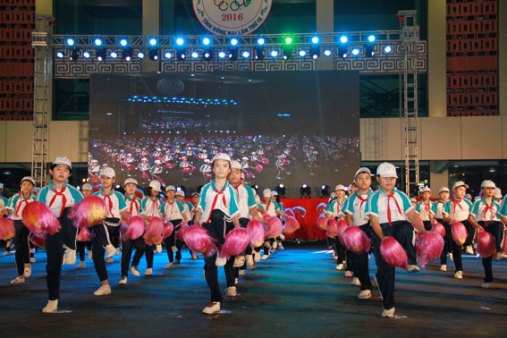 Màn đồng diễn của học sinh Trường tiểu học Quang Vinh tại lễ khai mạc. Ảnh: Huy Anh