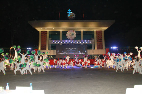 Màn đồng diễn của học sinh Trường Đại học TDTT TP. Hồ Chí Minh tại lễ khai mạc.
