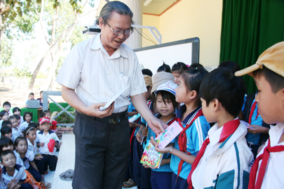 Các em học sinh Trường tiểu học Nguyễn Thượng Hiền nhận sách từ Nhà văn Nguyễn Thái Hải.