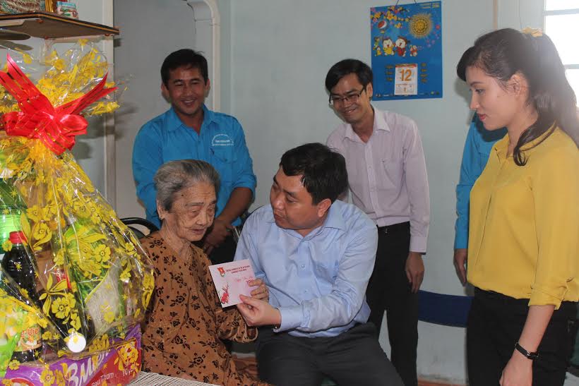 Tet gifts for Naval Zone 2's officers and soldiers