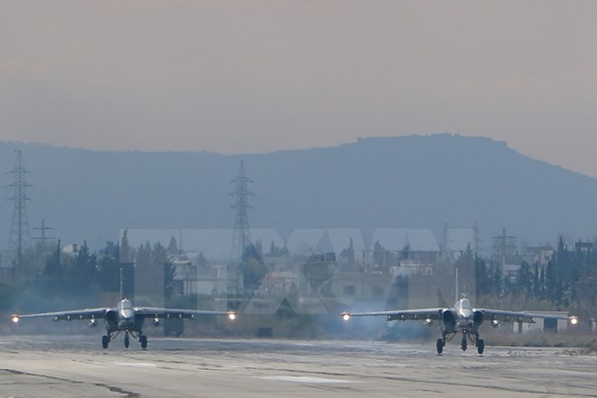 Máy bay ném bom Sukhoi Su-24 của Nga tham gia chiến dịch không kích IS hạ cánh xuống căn cứ quân sự ở tỉnh Latakia, Tây Bắc Syria ngày 16/12. (Nguồn: AFP/TTXVN)