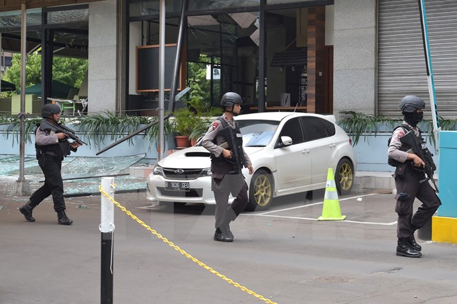 Cảnh sát chống khủng bố Indonesia phong tỏa hiện trường vụ đánh bom ở Jakarta ngày 14/1. (Nguồn: AFP/TTXVN)