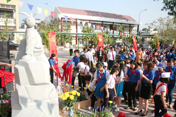 Các em học sinh, đoàn viên thanh niên dâng hương lên tượng Anh hùng liệt sĩ Kim Đồng