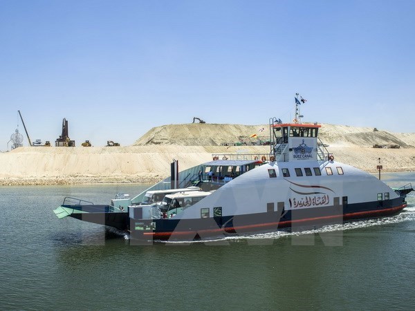Tàu thuyền vận hành trên kênh đào Suez mới tại thành phố cảng Ismailiya, phía đông thủ đô Cairo. (Nguồn: AFP/TTXVN)