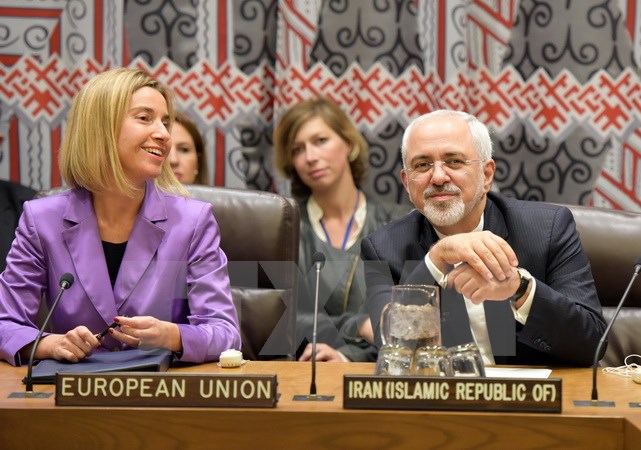 Ủy viên EU phụ trách chính sách đối ngoại Federica Mogherini (trái) và Ngoại trưởng Iran Mohammad Javad Zarif trong phiên họp về vấn đề Hạt nhân của Iran tại trụ sở LHQ ở New York ngày 29/9/2015. (Nguồn: THX/TTXVN)