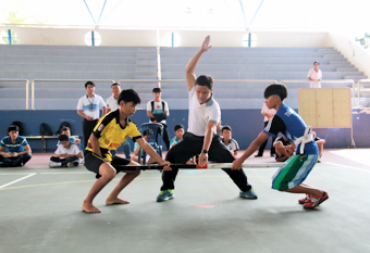 Phòng GD-ĐT huyện Trảng Bom giành chiến thắng áp đảo ở môn đẩy gậy.