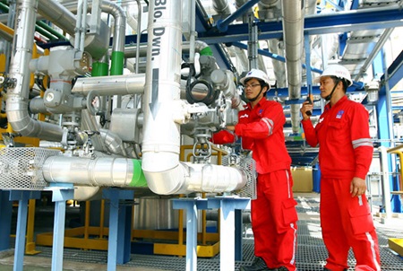 Workers at Nhon Trach 2 Power Plant in Dong Nai Province. The competitive power wholesale market of Viet Nam would be in pilot phase in 2017 and 2018 and officially become operational in 2019. 