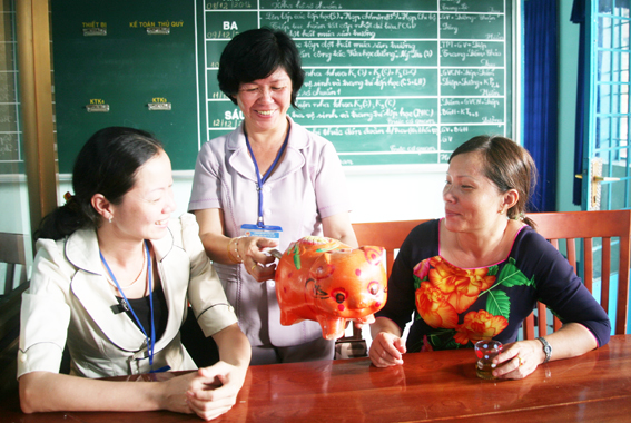 Cô Nguyễn Thị Yên Trang (giữa), Hiệu trưởng Trường tiểu học Xuân Mỹ, xã Xuân Mỹ, huyện Cẩm Mỹ cùng các giáo viên của trường thực hiện mô hình “Tiết kiệm tương trợ” để giúp đỡ giáo viên khó khăn.  Ảnh: V.TRUYÊN