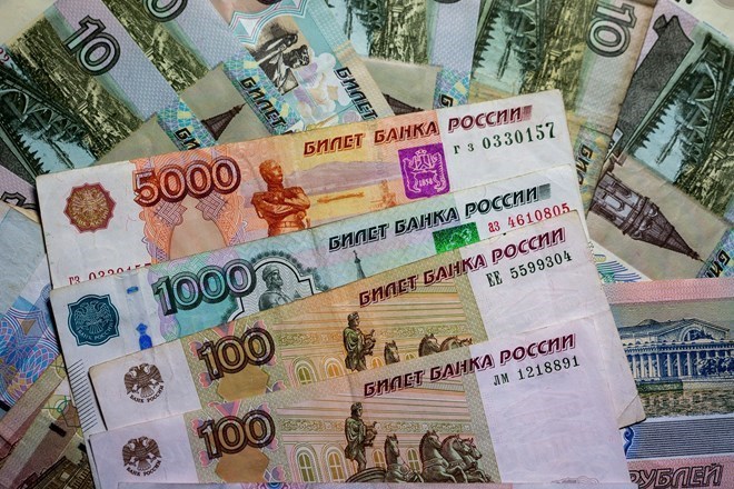 Chứng khoán Nga và đồng ruble giảm mạnh do giá dầu "lao đốc"