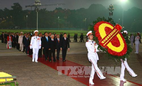 Các đồng chí lãnh đạo Đảng, Nhà nước và đại biểu dự Đại hội đại biểu toàn quốc lần thứ XII của Đảng đến đặt vòng hoa và vào Lăng viếng Chủ tịch Hồ Chí Minh.