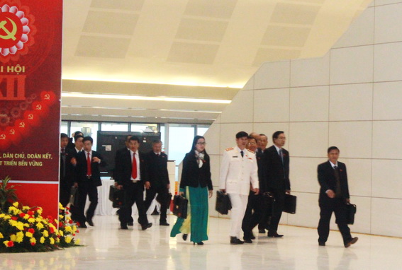 Các đại biểu Đồng Nai tiến vào hội trường dự phiên trù bị Đại hội đại biểu toàn quốc lần thứ XII của Đảng.
