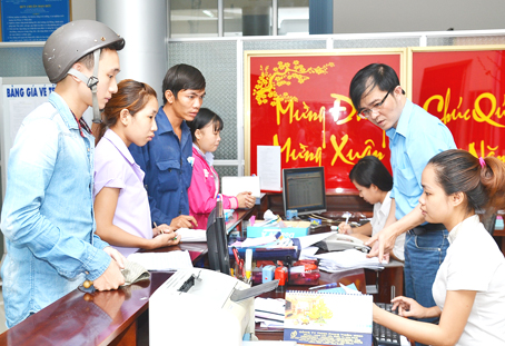 Công nhân mua vé xe về tết tại bến xe Đồng Nai.