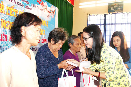 Chủ tịch Hội Liên hiệp phụ nữ tỉnh Lê Thị Ngọc Loan tặng quà cho hộ nghèo tại huyện Định Quán.  Ảnh: N.Tuyết