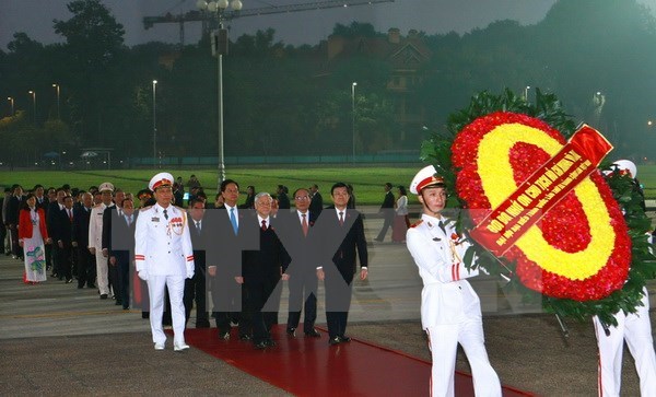 Party Congress delegates pay floral tribute to President Ho Chi Minh at his mausoleum. 