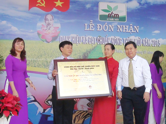 leaders receive certificate recognising the locality as new rural area