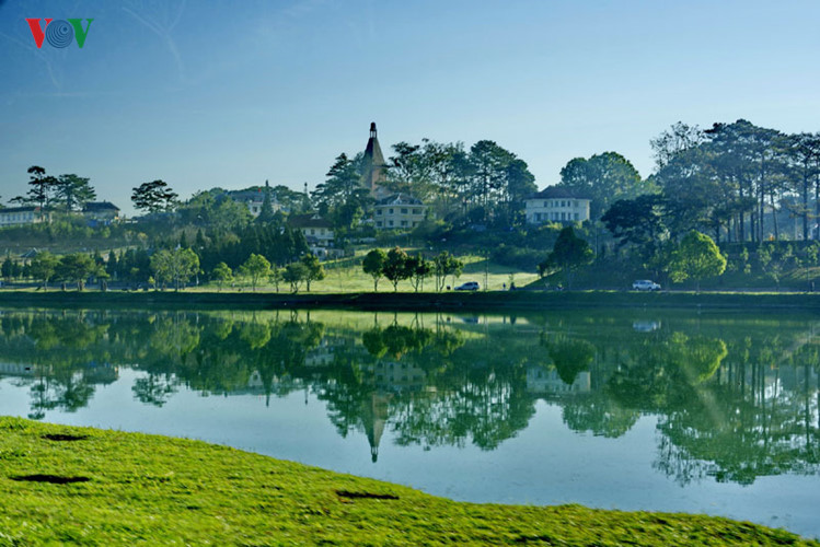 Located in the heart of Dalat, Xuan Huong Lake is considered the most charming lake of the foggy land.