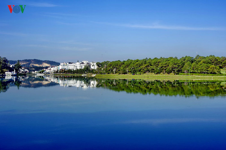  Visitors keen on walking along the lakeside  