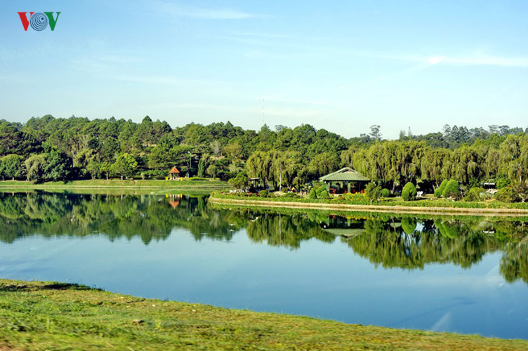  The smooth surface of the lake reflects the romantic scenery of Dalat with pine forests, meadows and gardens. 