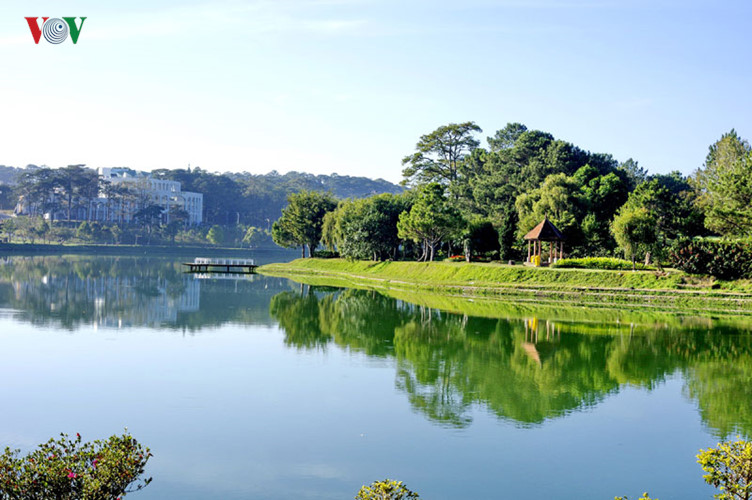  The French named it Grand Lac (large lake), but in 1953 it was renamed Xuan Huong Lake to dedicate to Xuan Huong, a famous Vietnamese poetess in the 19th century. 