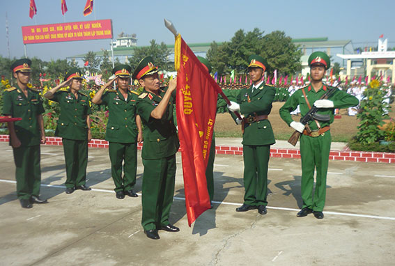 Thiếu tướng Hoàng Văn Nghĩa, thừa ủy quyền của Chủ tịch nước gắn Huân chương bảo vệ tổ quốc Hạng 3 lên Quân Kỳ Quyết Thắng của Trung đoàn 31.