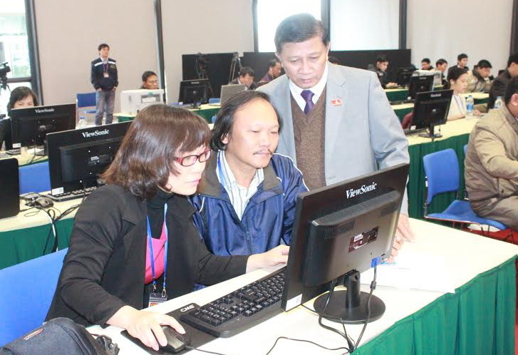 Đồng chí Đặng Mạnh Trung xem thông tin về đại hội được đăng tải trên Báo Đồng Nai do phóng viên Báo Đồng Nai gửi về từ đại hội