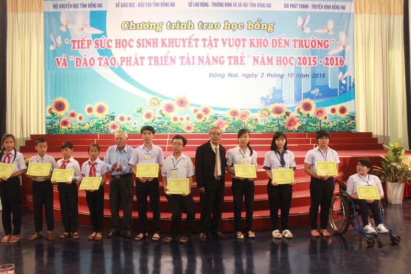 Hội Khuyến học tỉnh trao học bổng cho học sinh khuyết tật trong tỉnh