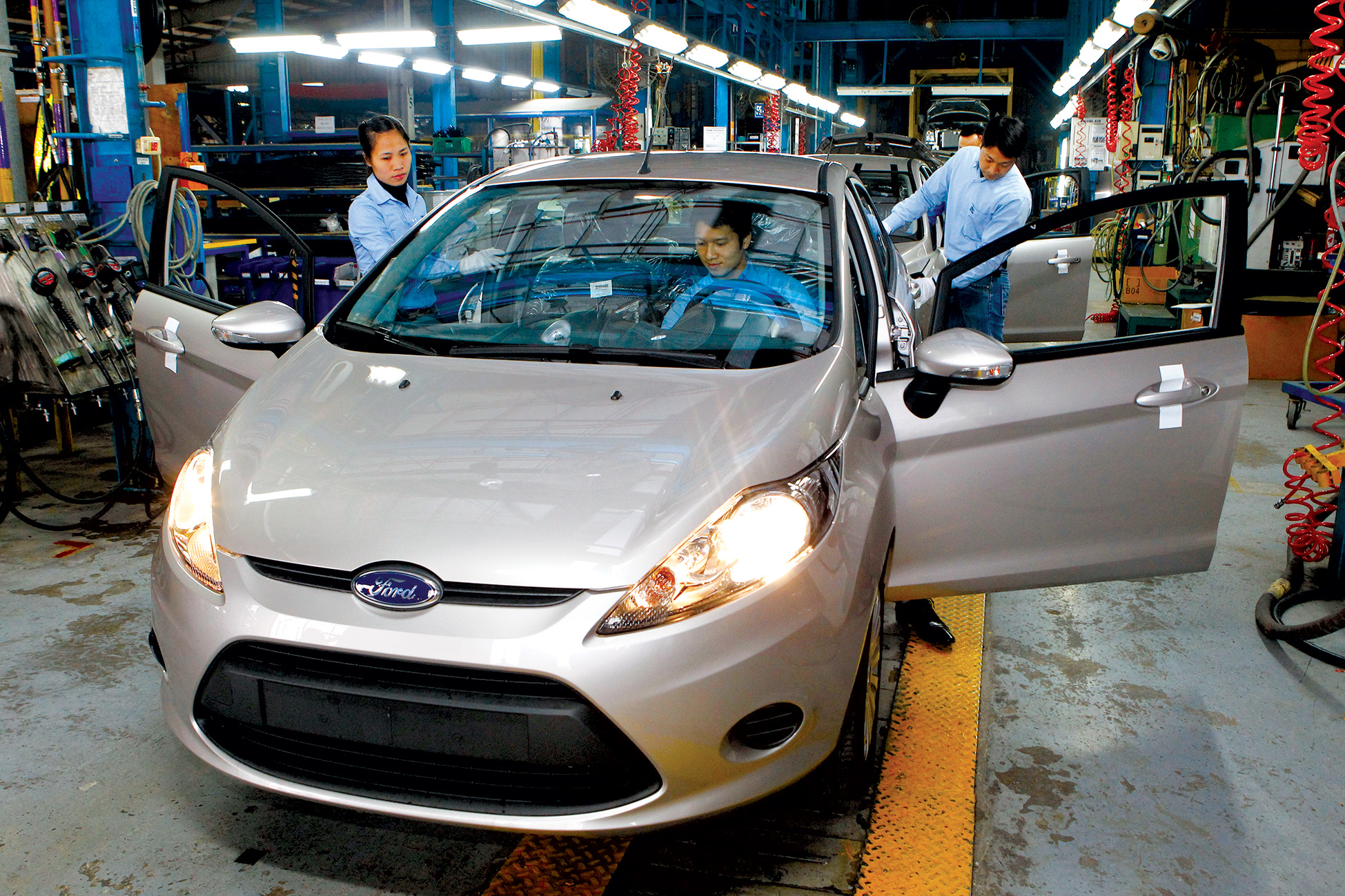 Lắp ráp ôtô du lịch ở Nhà máy Ford Việt Nam tại Hải Dương