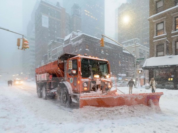 Xe ủi dọn tuyết tại New York ngày 23/1. (Nguồn: AFP/TTXVN)