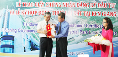 Dong Nai Province People’s Committee Chairman Dinh Quoc Thai (right) gave an investment certificate to the Kenda Rubber Company in September 2015