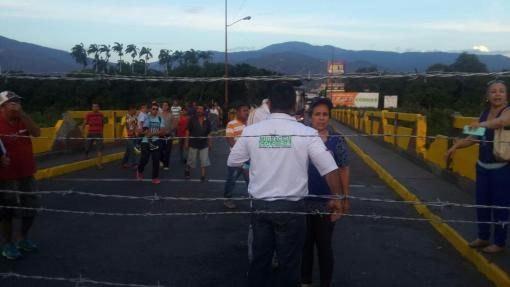 Binh sỹ hải quân Venezuela đấu súng với cảnh sát Colombia