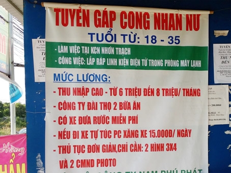 Bảng quảng cáo tuyển lao động thời vụ tại một trung tâm  giới thiệu việc làm ở TP.Biên Hòa