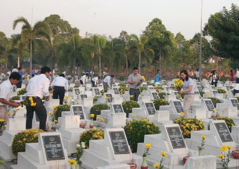 Leaders offer incense at war martyrs' cemetery