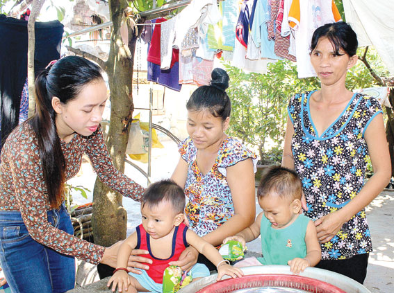 Ngày nghỉ, Ka Thơm thường đến nhà hỏi thăm, động viên người dân trong bản.